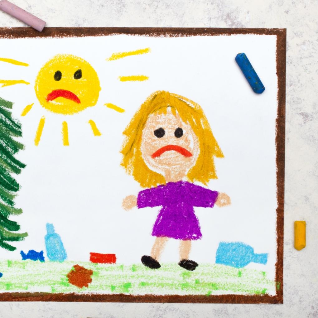 Mit Wachsmalstiften gemaltes Bild von einem Mädchen in der Natur und auf dem Boden liegt sehr viel Müll