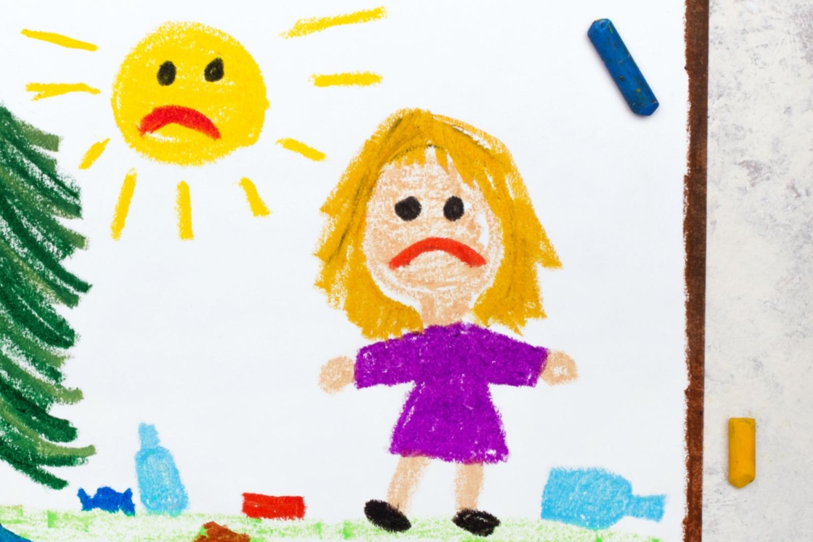 Mit Wachsmalstiften gemaltes Bild von einem Mädchen in der Natur und auf dem Boden liegt sehr viel Müll