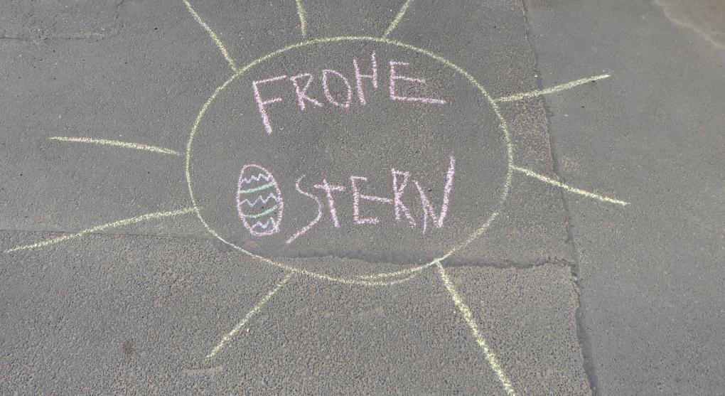 Botschaft zu Ostern mit Kreide geschreiben