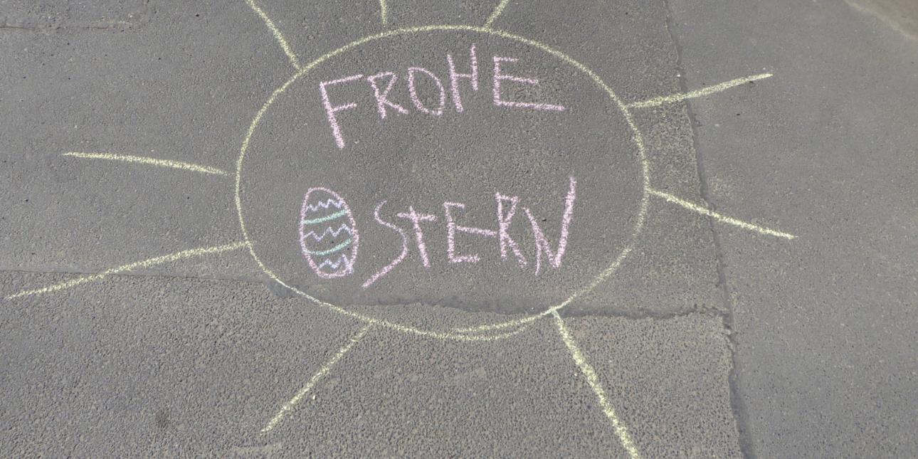 Botschaft zu Ostern mit Kreide geschreiben