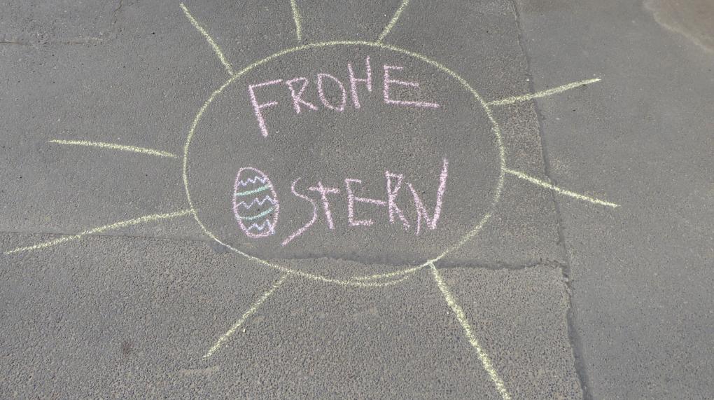 Botschaft zu Ostern mit Kreide geschreiben