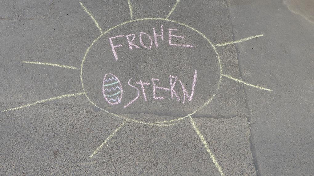 Botschaft zu Ostern mit Kreide geschreiben