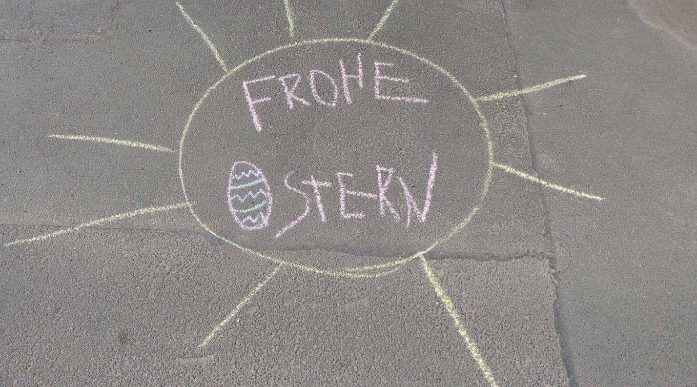 Botschaft zu Ostern mit Kreide geschreiben