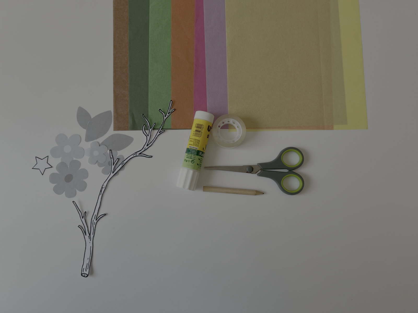 Barbara-Fensterbild 1 Abgebildet sind: Schere, Klebestift, Bleistift, Tesafilm, Transparentpapier und eine Schablone