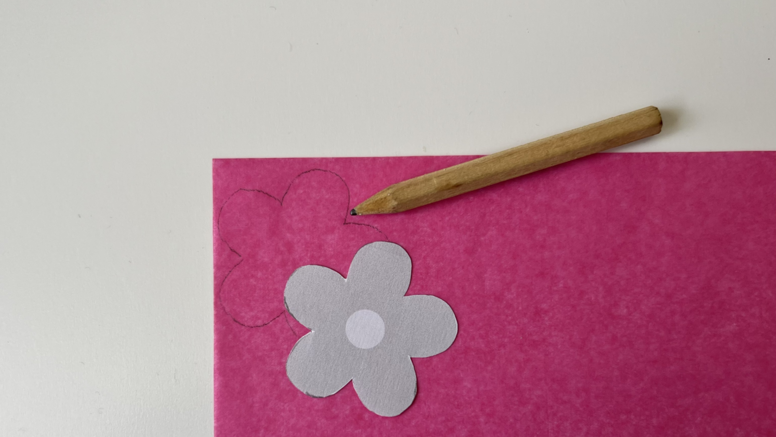 Barbara-Fensterbild 2 (c) familien234.de Köln Blumenschablone liegt auf Transparentpapier, Schablone wird auf das Papier mit Bleistift übertragen
