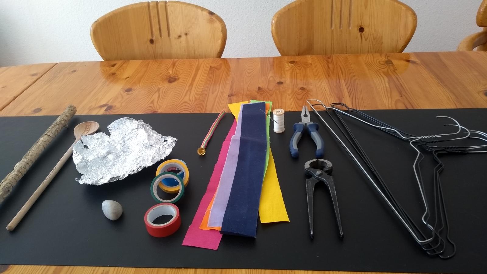 Fronleichnams-Tore-Spiel (2) Die Materialien liegen auf einem Tisch
