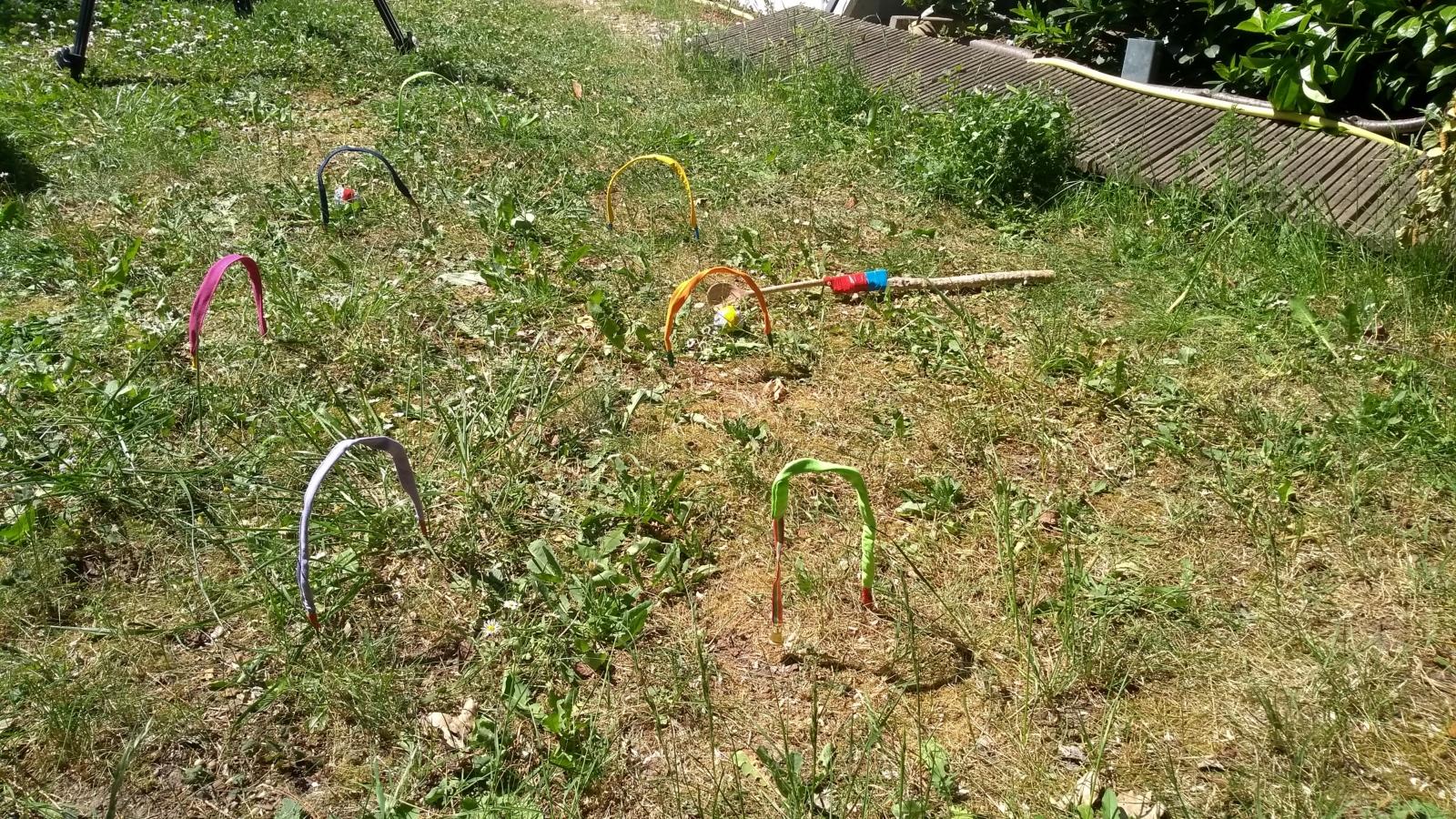 Das fertige Spiel ist auf einem Rasen vorbereitet